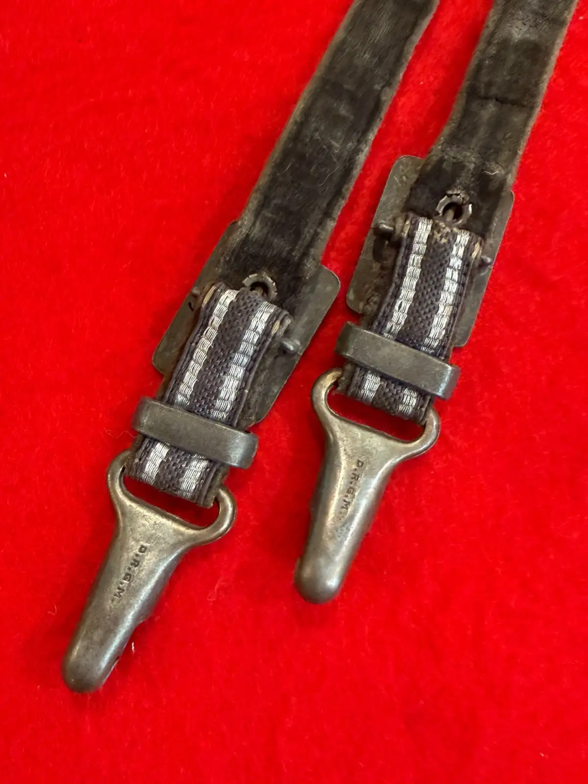 German WWII Luftwaffe Officer Dagger Deluxe Hangers - View 4