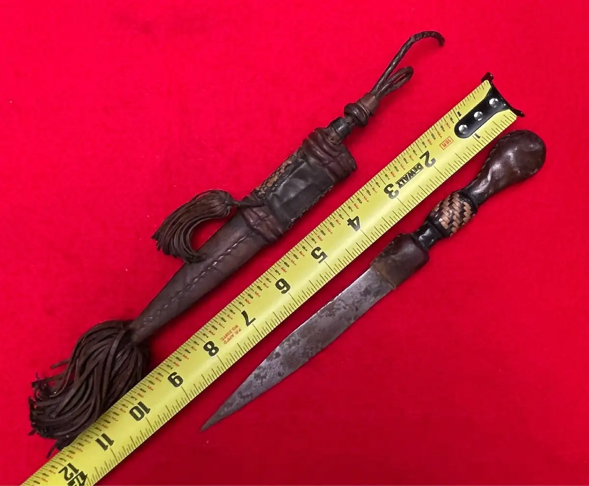 Liberian 20th Century Saharan Fringed Leather Knife - View 3